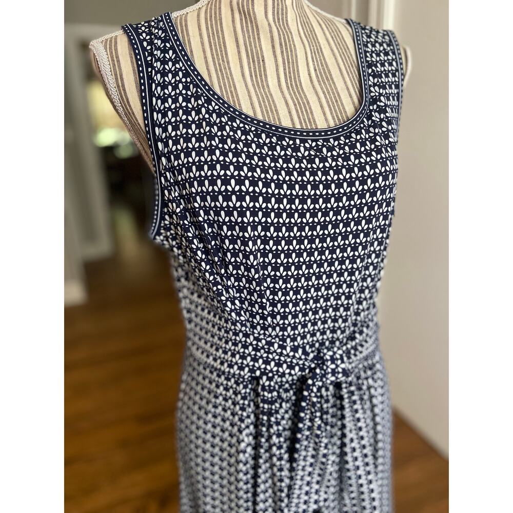 Max Studio navy and white print sleeveless knit dress with tie waist - Picture 2 of 10